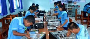 Kegiatan Praktikum Siswa Melakukan kegiatan Perakitan Komputer Di Laboratorium Komputer SMKN 1 Slahung