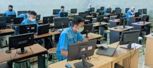 Kegiatan Praktikum Siswa Melakukan kegiatan Routing Komputer Di Laboratorium Komputer SMKN 1 Slahung